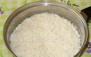 चावल और मशरूम के साथ खमीर पाई