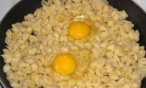 बच्चों के लिए अंडे के साथ पास्ता