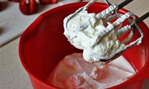 दूध और मक्खन से बनी व्हीप्ड क्रीम: फोटो के साथ रेसिपी