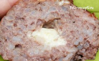 Mleti ježi z rižem v omaki s kislo smetano - recept po korakih s fotografijami kuhanja doma v pečici