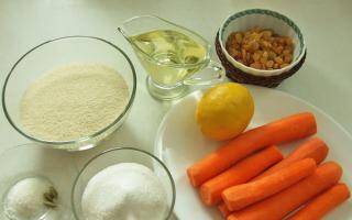 धीमी कुकर में केफिर पर गाजर के साथ मन्ना
