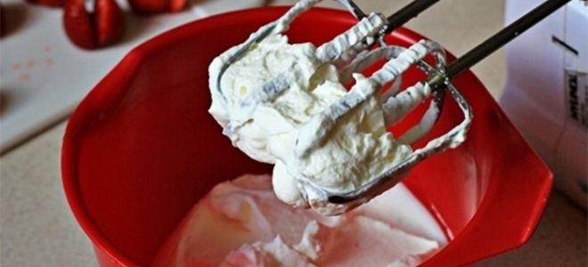 दूध और मक्खन से बनी व्हीप्ड क्रीम: फोटो के साथ रेसिपी