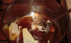 “Tarta de miel” casera con leche condensada hervida