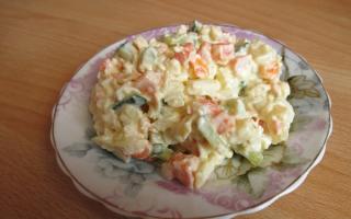 Пилешка салата с краставица и яйце